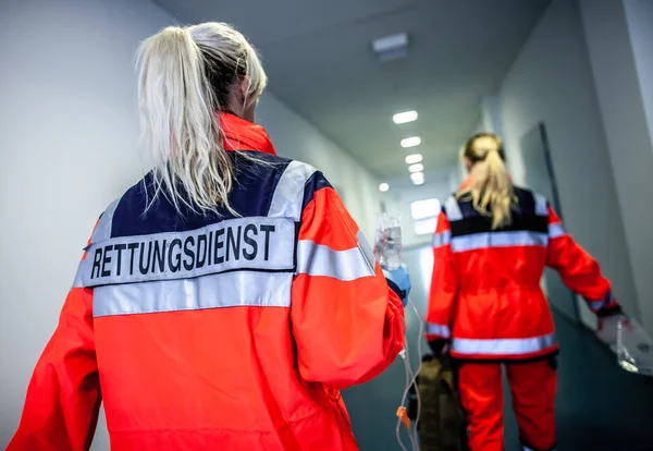 Sanitariusz Niemiecki Działa Podłogę Wypadku Niemieckie Słowo Rettungsdienst Oznacza Pogotowie — Zdjęcie stockowe