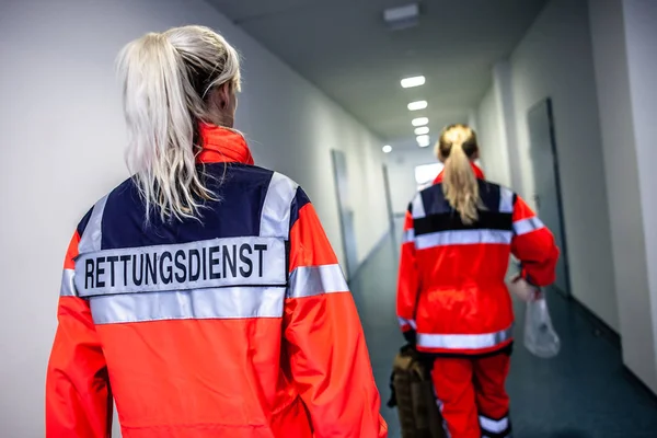 Paramédico Alemão Corre Num Andar Para Acidente Palavra Alemã Rettungsdienst — Fotografia de Stock