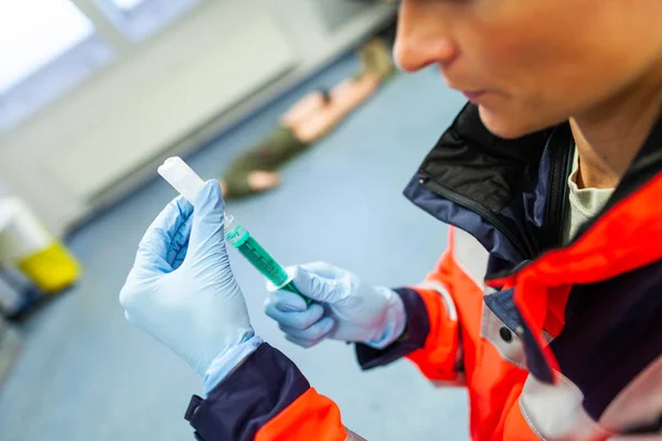 Rettungssanitäter Holt Eine Spritze Für Einen Patienten — Stockfoto