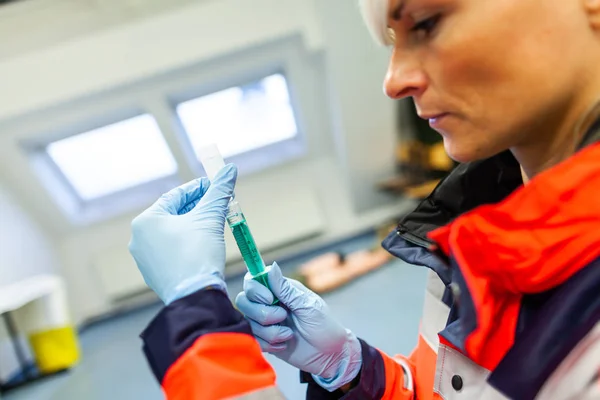 Rettungssanitäter Holt Eine Spritze Für Einen Patienten — Stockfoto