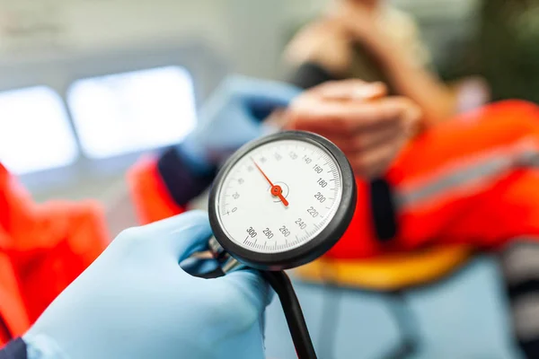 Deutscher Rettungssanitäter Überprüft Den Blutdruck Eines Patienten — Stockfoto