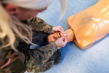 Paramedikal asker bir kukla bir tıp eğitimi uygulamaları