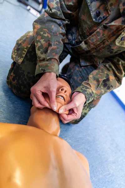 Soldato Paramedico Pratica Una Formazione Medica Burattino — Foto Stock