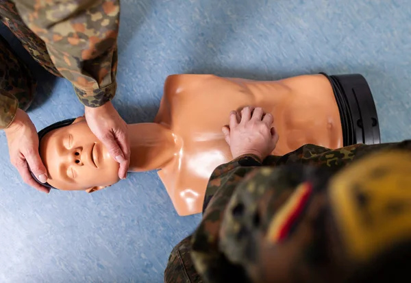 Sanitäter Üben Eine Medizinische Ausbildung Einer Puppe — Stockfoto