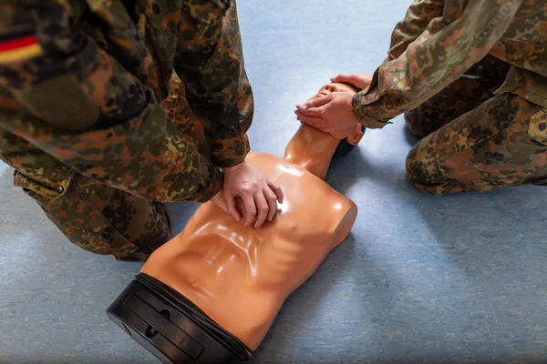 Soldado Paramédico Practica Entrenamiento Médico Títere — Foto de Stock
