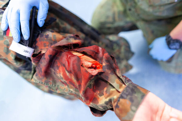 Парамедик лечит перелом.
