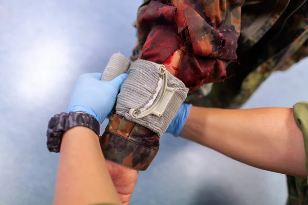 Paramedic Soldier Creates Bandage Make Fracture — Stock Photo, Image