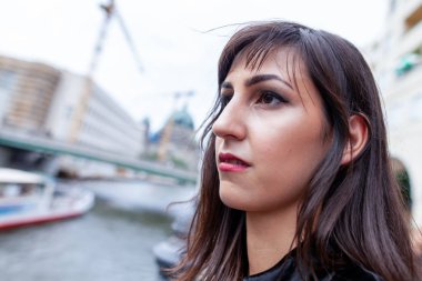 Bir güzel siyah saçlı seksi kız portresi