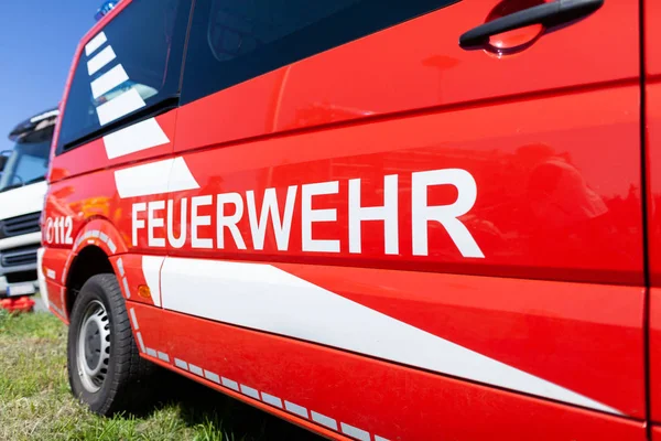 Carro Bombeiros Alemão Está Num Local Implantação Palavra Alemã Feuerwehr — Fotografia de Stock