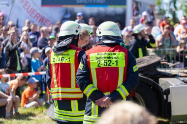 Delmenhorst / Almanya - 6 Mayıs 2018: Alman itfaiye tren kamyon kaza üzerinde açık bir gün. Feuerwehr Alman itfaiye anlamına gelir..