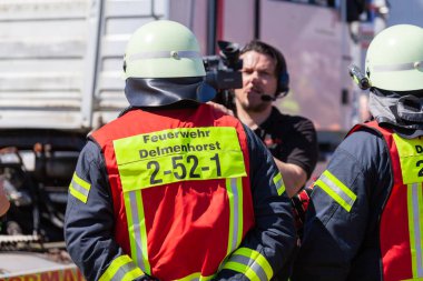 Delmenhorst / Almanya - 6 Mayıs 2018: Alman itfaiye tren kamyon kaza üzerinde açık bir gün. Feuerwehr Alman itfaiye anlamına gelir..