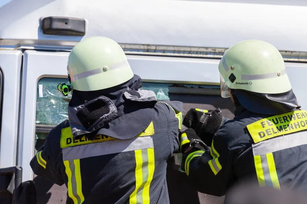 德国德尔门霍斯特 2018年5月6日 德国消防队员在开放日进行卡车事故训练 Feuerwehr 是指德国消防局 — 图库照片