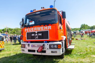 Delmenhorst / Almanya - 6 Mayıs 2018: Alman itfaiye yangın Bölümü'nden bir dağıtım sitede duruyor. Almanca kelime Feuerwehr itfaiye anlamına gelir..