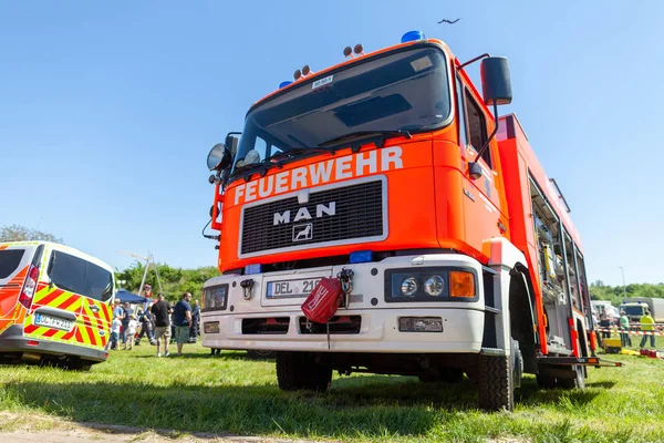 Delmenhorst / Almanya - 6 Mayıs 2018: Alman itfaiye yangın Bölümü'nden bir dağıtım sitede duruyor. Almanca kelime Feuerwehr itfaiye anlamına gelir..