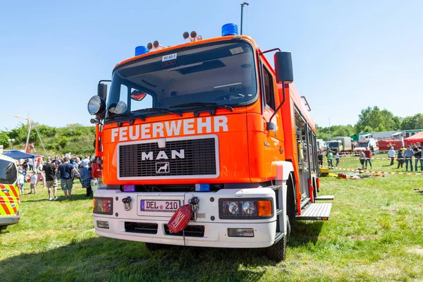Delmenhorst / Almanya - 6 Mayıs 2018: Alman itfaiye yangın Bölümü'nden bir dağıtım sitede duruyor. Almanca kelime Feuerwehr itfaiye anlamına gelir..