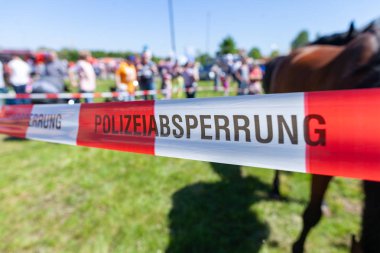 Alman polisi teyp bir suç mahallinde kilitleniyor. Polizeiabsprerrung demek polis cordon