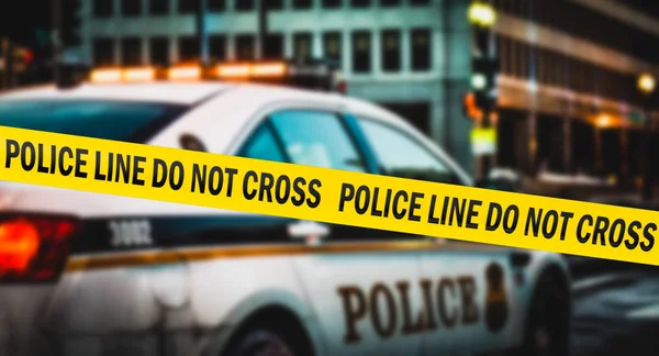 Amerikanisches Polizeiband Hängt Der Nähe Eines Polizeiautos — Stockfoto