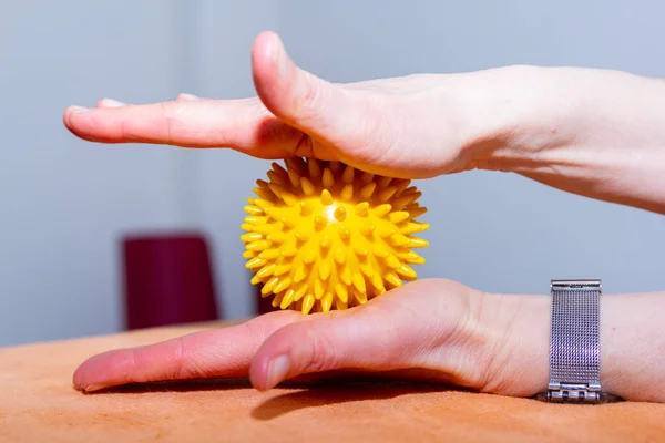 Une Femme Fait Exercice Avec Une Boule Massage — Photo