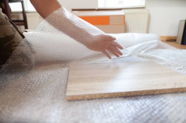 Yeni bir eve taşınma için ev in Paketli