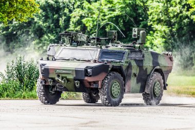Alman hafif zırhlı keşif araç sürücüleri bir yolda