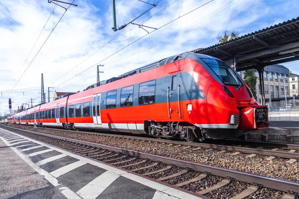 Fuerth/Niemcy-11 marca, 2018: re Regional Express pociąg FRO — Zdjęcie stockowe