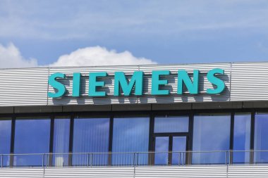 Nuernberg/Almanya-7 Nisan 2019: Nuernberg 'de bir ofis binasında Siemens logosu. Siemens bir Alman mühendislik şirketidir.