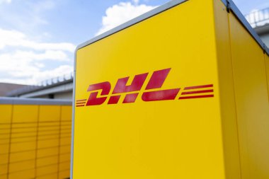 Nuremberg/Almanya-7 Nisan 2019: DHL Packstation Nuremberg 'de bir sokakta duruyor. Packstation ambalaj İstasyonu anlamına gelir.