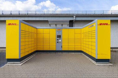 Nuremberg/Almanya-7 Nisan 2019: DHL Packstation Nuremberg 'de bir sokakta duruyor. Packstation ambalaj İstasyonu anlamına gelir.