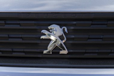 Nuremberg/Almanya-7 Nisan 2019: Nuremberg 'de bir araba satıcısına Peugeot Araç Peugeot logosu.