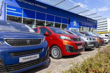 Nuremberg/Almanya-7 Nisan 2019: Nuremberg 'de bir araba satıcısına Peugeot Araç Peugeot logosu.