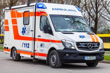 Münih/Almanya-14 Nisan 2019: Aicher ambulans Birliği 'nden bir Alman ambulansı Münih 'te bir sokakta sürücü.