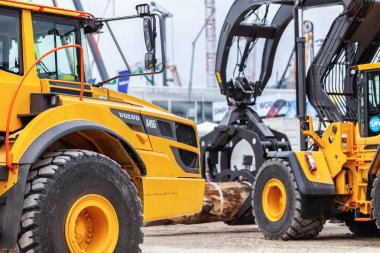 Münih / Almanya - 14 Nisan 2019: Volvo ekskavatör Münih'te bir şantiyede çalışıyor.
