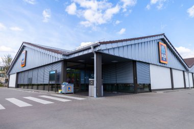 Nürnberg / Almanya - 7 Nisan 2019: Aldi süpermarket zincirinden şube. Aldi, 20 ülkede 10.000'den fazla mağazası bulunan iki Alman ailenin sahip olduğu indirimli süpermarket zincirlerinin ortak markasıdır..