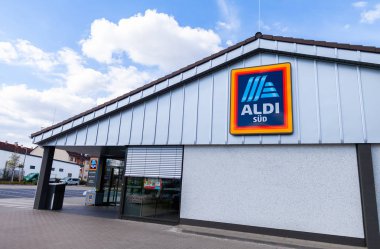 Nürnberg / Almanya - 7 Nisan 2019: Aldi süpermarket zincirinden şube. Aldi, 20 ülkede 10.000'den fazla mağazası bulunan iki Alman ailenin sahip olduğu indirimli süpermarket zincirlerinin ortak markasıdır..