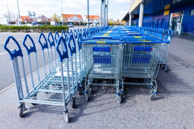 Nürnberg / Almanya - 7 Nisan 2019: Nürnberg'de bir depoda Ikea şubesi. Ikea, montaja hazır mobilya, mutfak ve aksesuarlar tasarlayan ve satan İsveç merkezli çok uluslu bir gruptur..