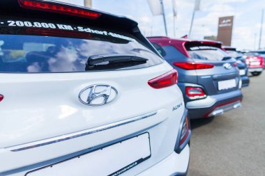 Nürnberg / Almanya - 7 Nisan 2019: Bir araba satıcısında bir Hyundai araba hyundai logosu. Hyundai Motor Company, merkezi Seul'de bulunan Güney Koreli çok uluslu bir otomotiv üreticisidir..