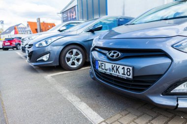 Nürnberg / Almanya - 7 Nisan 2019: Bir araba satıcısında bir Hyundai araba hyundai logosu. Hyundai Motor Company, merkezi Seul'de bulunan Güney Koreli çok uluslu bir otomotiv üreticisidir..