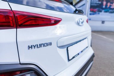 Nürnberg / Almanya - 7 Nisan 2019: Bir araba satıcısında bir Hyundai araba hyundai logosu. Hyundai Motor Company, merkezi Seul'de bulunan Güney Koreli çok uluslu bir otomotiv üreticisidir..