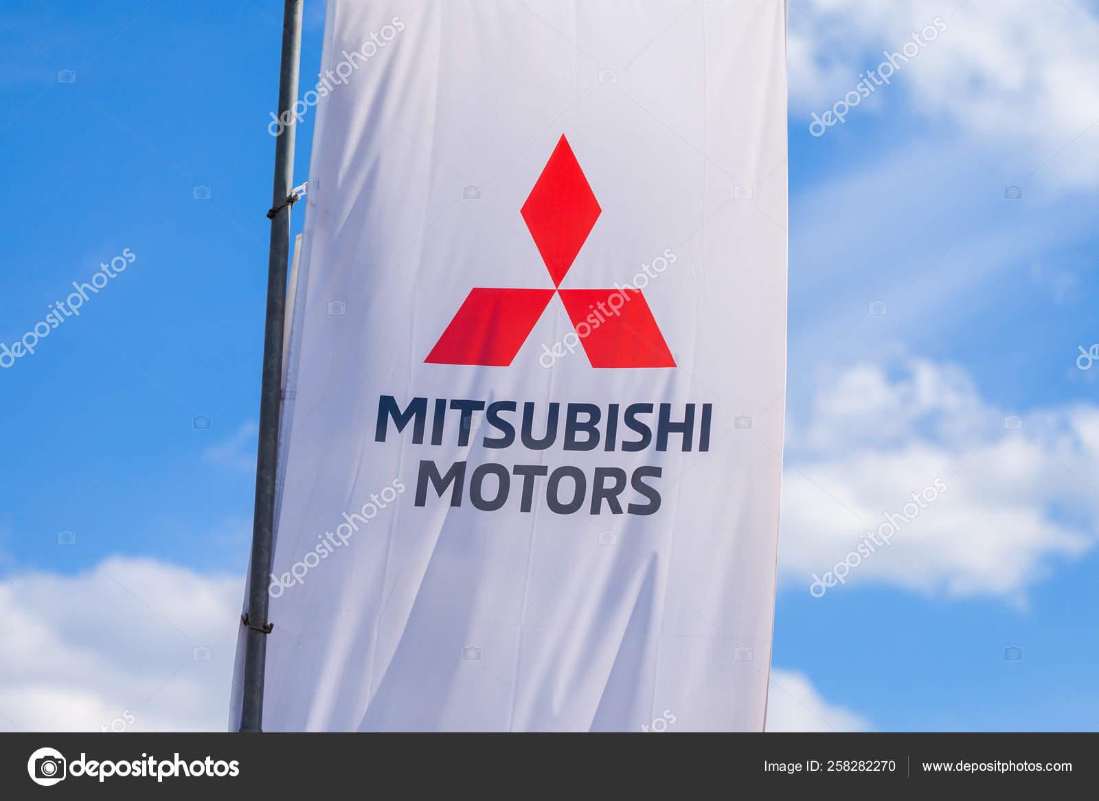 Нуремберг Германия Апреля 2019 Года Логотип Mitsubishi Флаге.