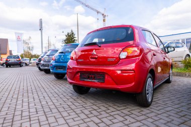 Nürnberg / Almanya - 7 Nisan 2019: Mitsubishi logosu bir otomobil satıcısında Mitsubishi araba. Mitsubishi Motors Corporation Japonya merkezli bir Japon çokuluslu otomotiv üreticisi.