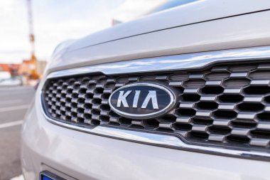 Nürnberg / Almanya - 7 Nisan 2019: Bir araba satıcısının yanında kia marka.