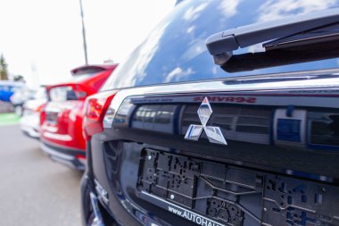 Nürnberg / Almanya - 7 Nisan 2019: Mitsubishi logosu bir otomobil satıcısında Mitsubishi araba. Mitsubishi Motors Corporation Japonya merkezli bir Japon çokuluslu otomotiv üreticisi.