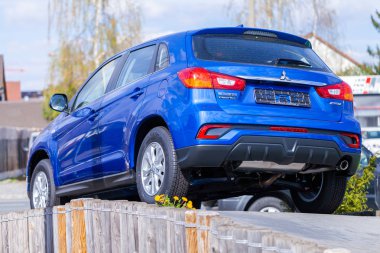 Nürnberg / Almanya - 7 Nisan 2019: Mitsubishi logosu bir otomobil satıcısında Mitsubishi araba. Mitsubishi Motors Corporation Japonya merkezli bir Japon çokuluslu otomotiv üreticisi.