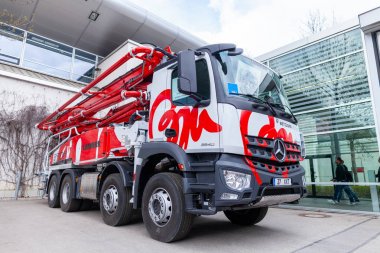 Münih / Almanya - 14 Nisan 2019: Beton pompası ile Mercedes Benz kamyon Münih'te bir salonun önünde duruyor.