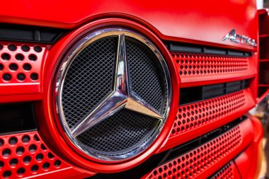 Münih / Almanya - 14 Nisan 2019: Mercedes Benz Star bir Mercedes Benz Actros kamyonunda. Mercedes-Benz kamyonlar Daimler Trucks bölümü (Daimler Trucks) tarafından üretilmektedir).
