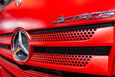 Münih / Almanya - 14 Nisan 2019: Mercedes Benz Star bir Mercedes Benz Actros kamyonunda. Mercedes-Benz kamyonlar Daimler Trucks bölümü (Daimler Trucks) tarafından üretilmektedir).