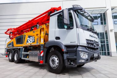 Münih / Almanya - 14 Nisan 2019: Beton pompası ile Mercedes Benz kamyon Münih'te bir salonun önünde duruyor.