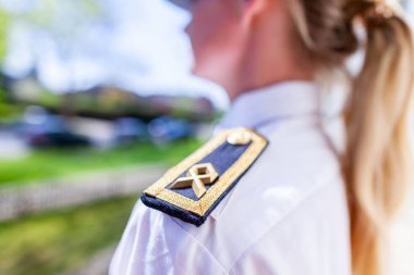 Alman Bundeswehr üniformalı bir kadın.