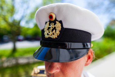 Alman Bundeswehr üniformalı bir kadın.
