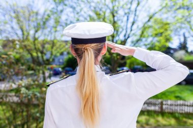Alman Bundeswehr üniformalı bir kadın.
